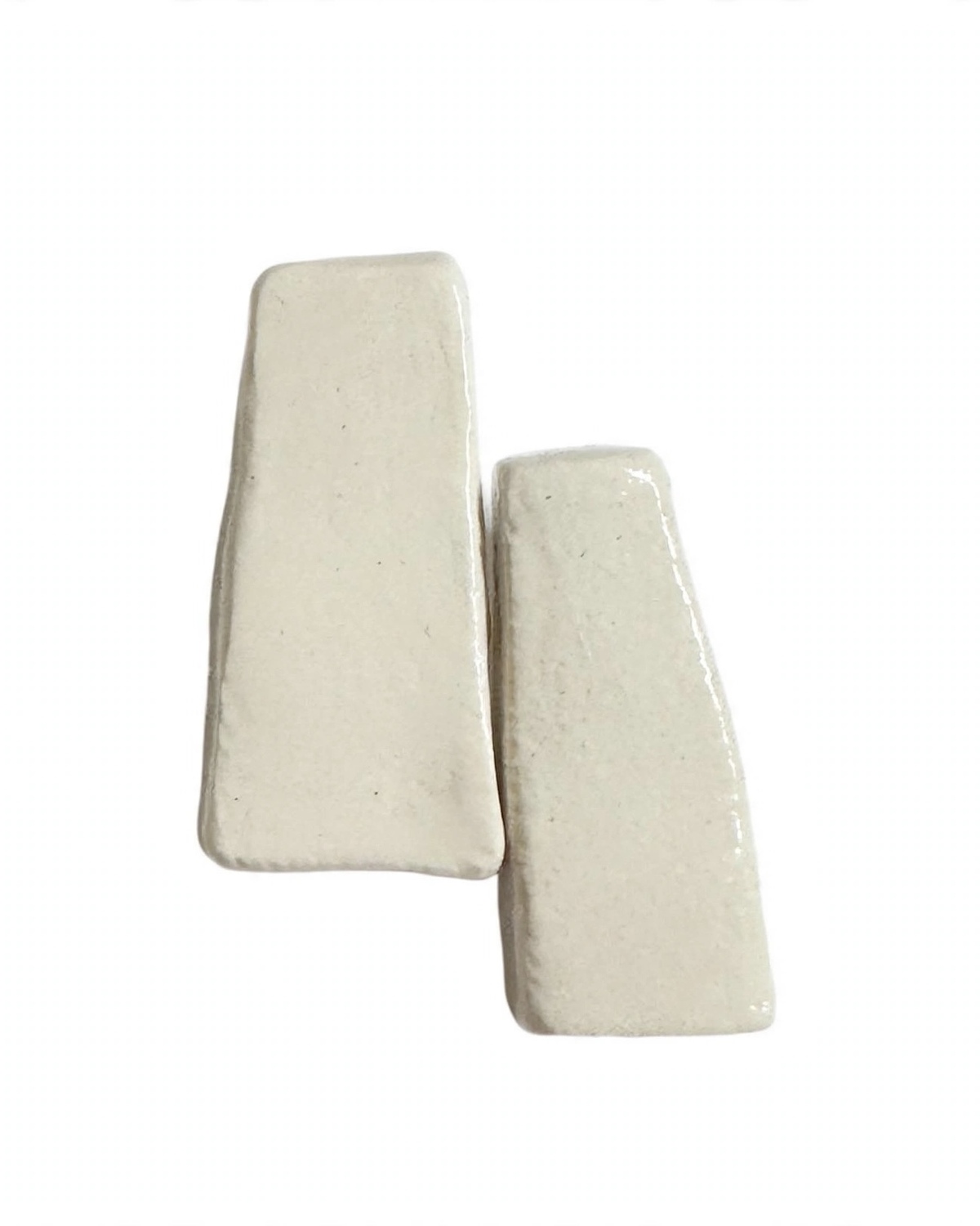 pendientes-guijarro-ceramica-artesanal-acero-dorado-sendero-eleven-atelier